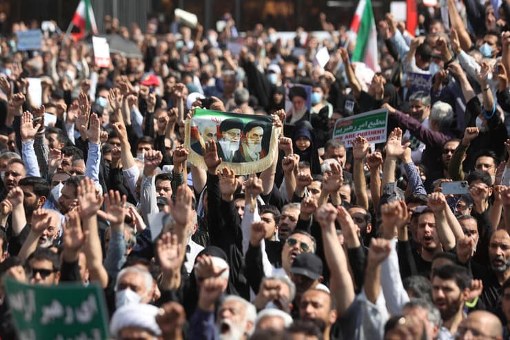 איראן תומכי ה משטר מפגינים ב טהרן בעד השלטון ובעד ה חיג'אב בעקבות מחאת מהסא אמיני