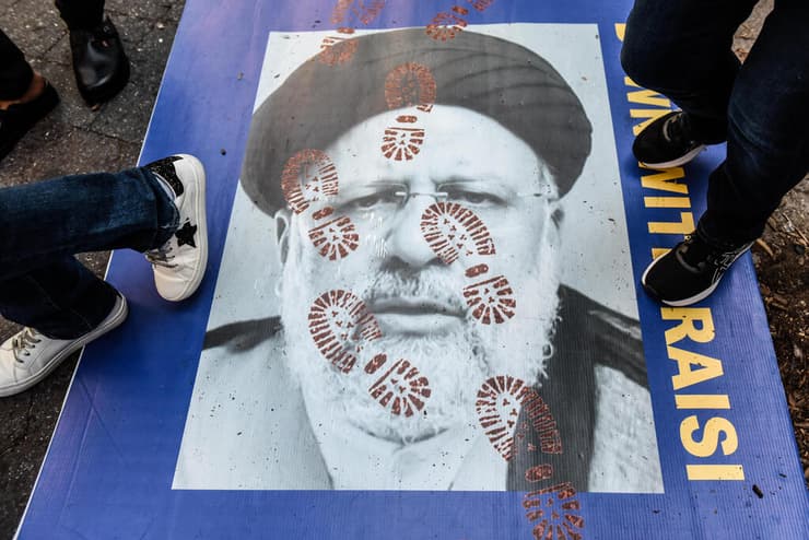 ארה"ב ניו יורק דורכים על תמונת נשיא איראן איברהים ראיסי ליד מטה האו"ם ב ניו יורק בצל מחאת מהסא אמיני חיג'אב