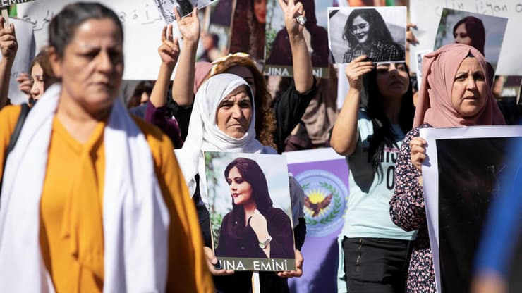 נשים מפגינות באיראן לאור מותה של מהאסא אמיני