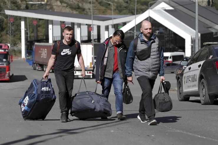 אזרחים רוסים חוצים את הגבול לגאורגיה 