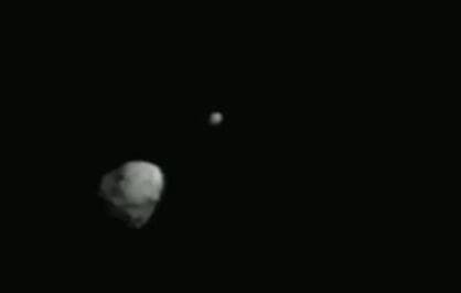 שני האסטרואידים, כמה דקות לפני הפגיעה