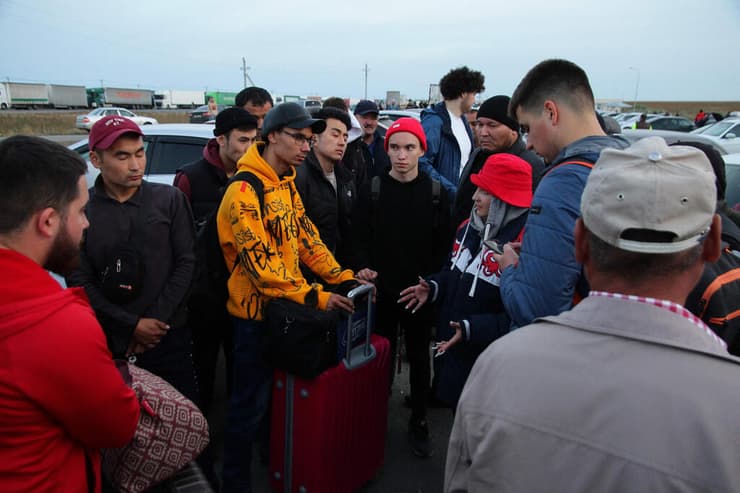 גברים מ רוסיה מגיעים ל קזחסטן כדי לא להתגייס