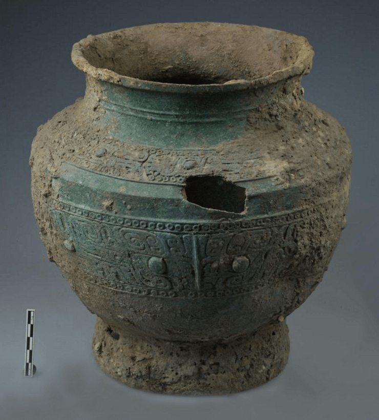 כלי יין מברונזה שנחשף בקבר הראשי של האתר הארכיאולוגי של שושלת שאנג בג'נגג'ואו