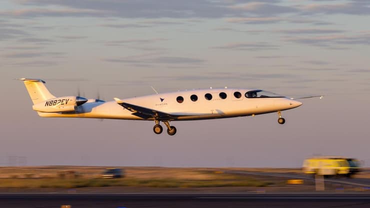 טיסת הבכורה של המטוס חשמלי אליס של חברת EVIATION