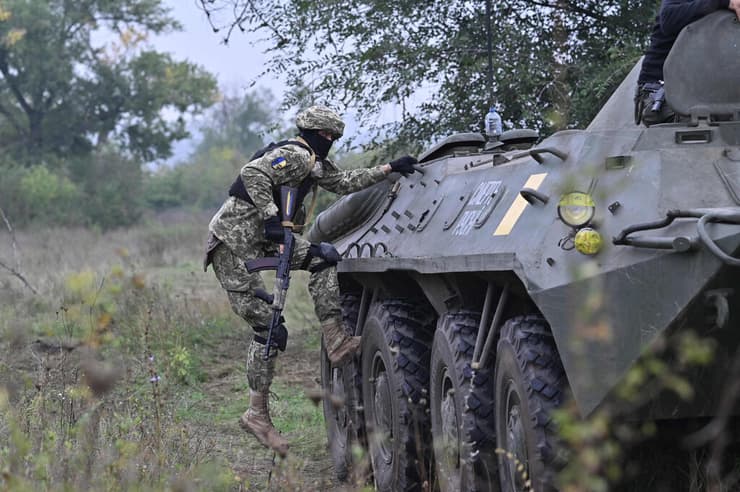 חיילים אוקראינים מתאמנים סמוך לעיר קריבי ריה אוקראינה מלחמה רוסיה