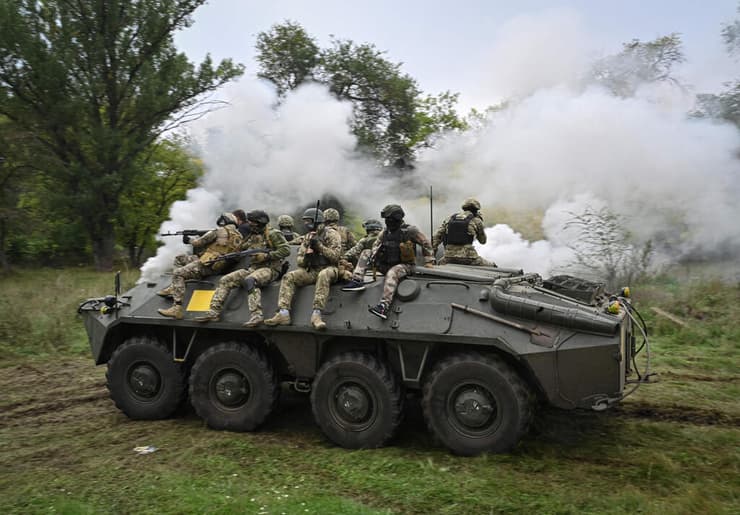 חיילים אוקראינים מתאמנים סמוך לעיר קריבי ריה אוקראינה מלחמה רוסיה