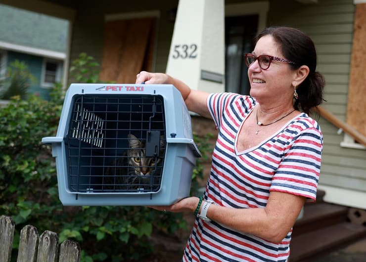 ארה"ב פלורידה הוריקן איאן מתקרב סופה ג'ניפר טמאן תושבת טמפה עוזבת עם ה חתולים סנט פטרסבורג