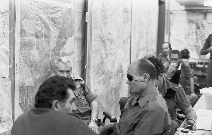 משה דיין עם דוד אלעזר (דדו) וחיים בר לב בחמ"ל, אוקטובר 1973
