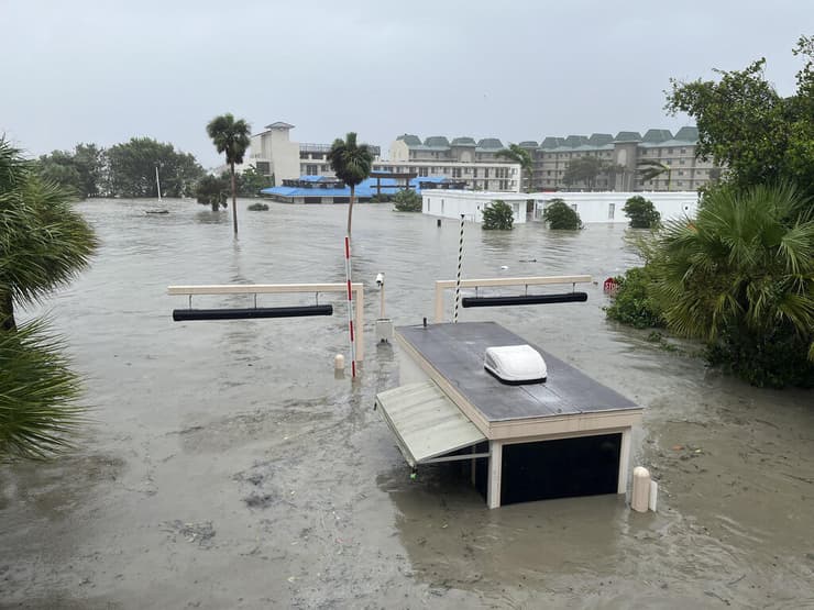 נזקי סופה הוריקן איאן ב פלורידה  ב נייפלס