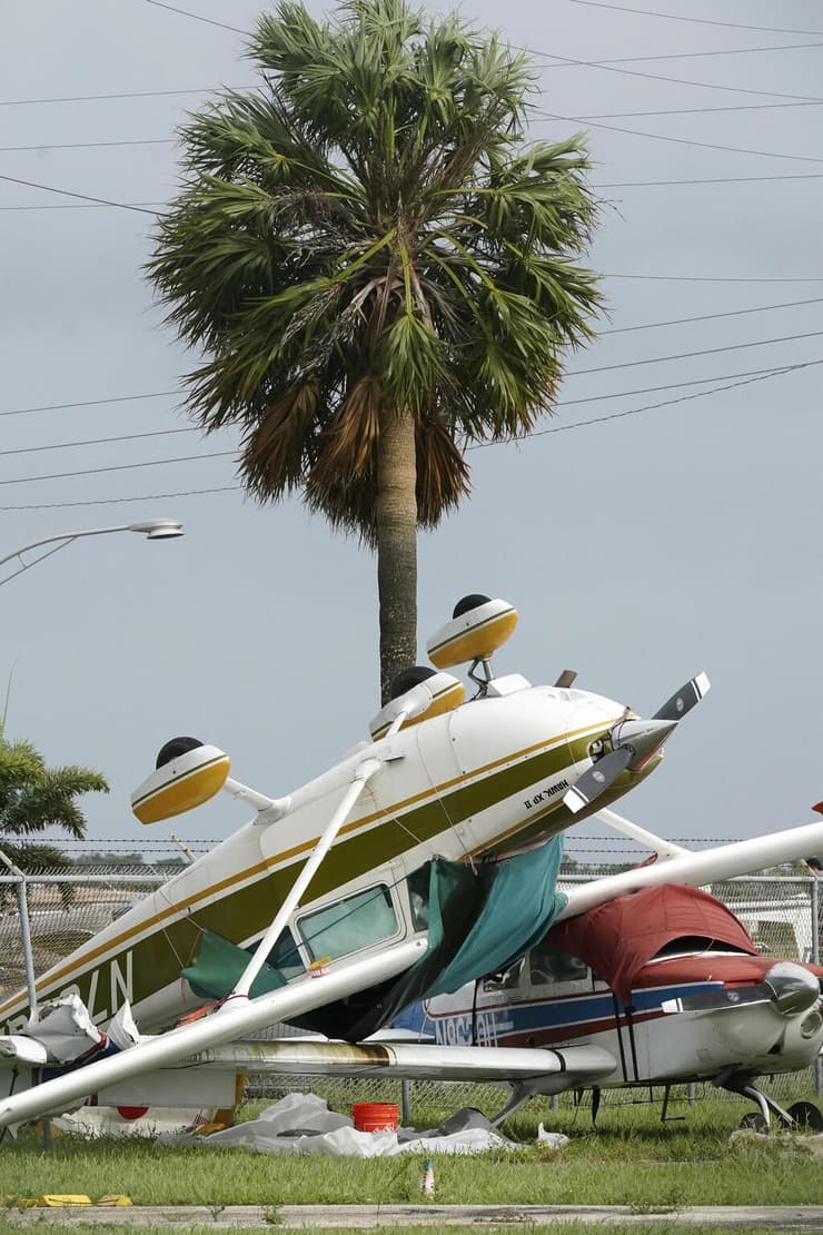 נזק ל מטוס מטוסים קלים ב פלורידה ארה"ב ביישוב פמברוק פיינס צפונית למיאמי בעקבות טודרנו שנוצר בצל סופת הוריקן איאן 