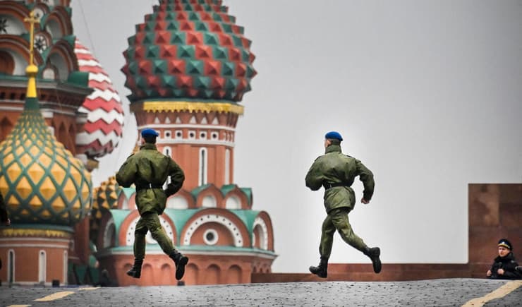 חיילים ואזרחים  בכיכר האדומה ב מוסקבה רוסיה