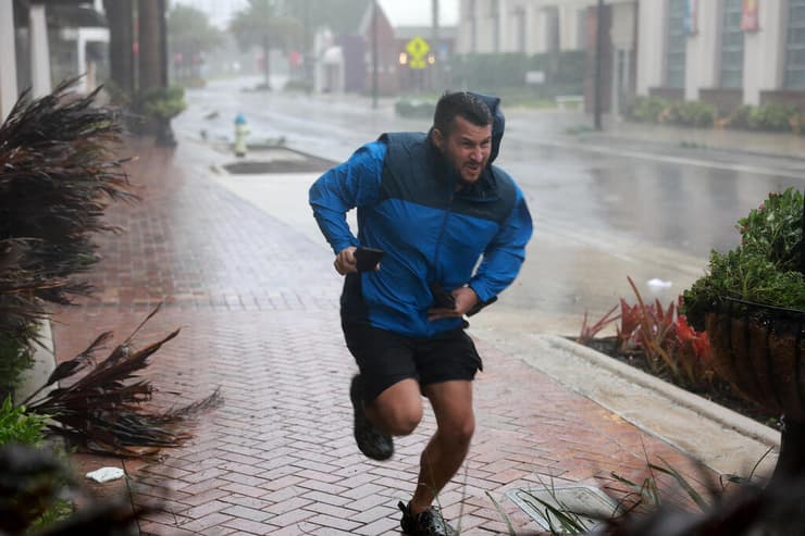 ארה"ב פלורידה הוריקן איאן ברנט שיינור תושב סרסוטה רץ ל מקלט