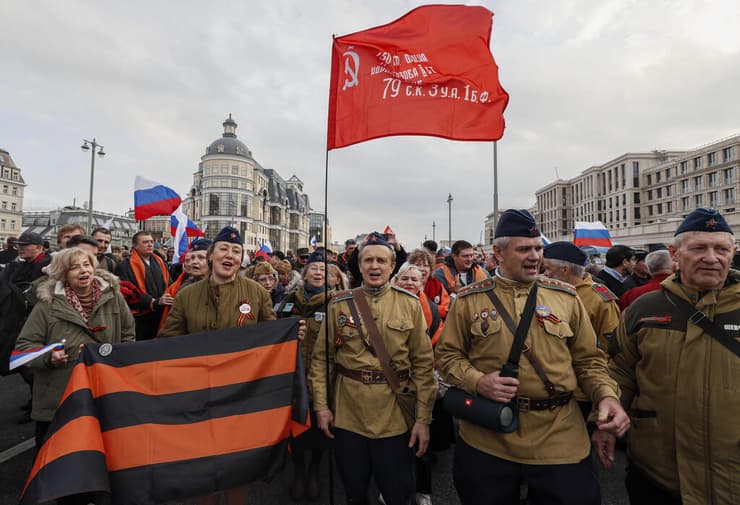 אנשים חוגגים במוסקבה לאחר הודעת פוטין על סיפוח שטחים באוקראינה
