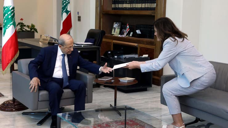 נשיא לבנון מישל עאון מקבל מ שגרירת ארה"ב בלבנון דורותי שיאה את טיוטת ההצעה ל גבול ימי כלכלי עם ישראל