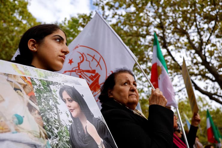 פריז הפגנה הפגנת תמיכה בנשות איראן