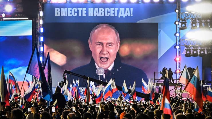 תומכי נשיא רוסיה פוטין חוגגים ב מוסקבה הכרזת סיפוח שטחים כבושים ב אוקראינה 