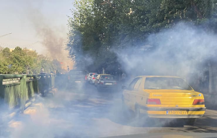 גז מדמיע הפגנה מחוץ ל אוניברסיטת טהרן איראן
