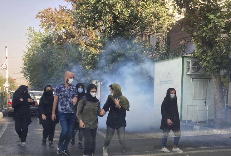 גז מדמיע הפגנה מחוץ ל אוניברסיטת טהרן איראן