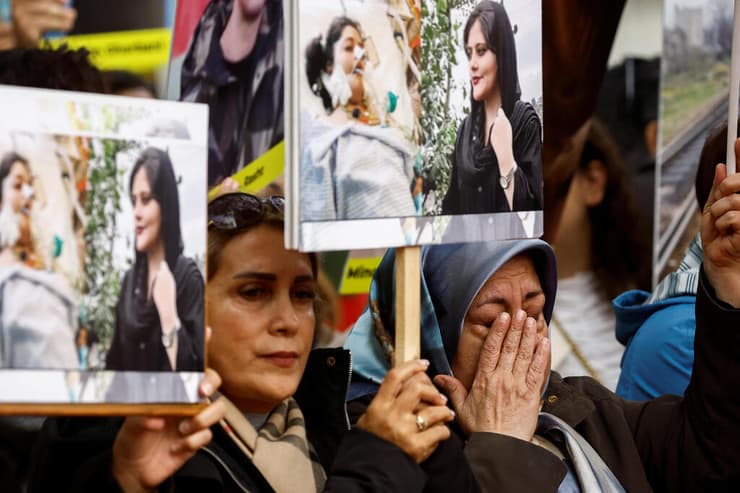פריז הפגנה הפגנת תמיכה בנשות איראן