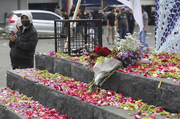 אינדונזיה אסון אצטדיון כדורגל לפחות 125 הרוגים פרחים לזכר ההרוגים על מדרגות באצטדיון שבו אירע האסון