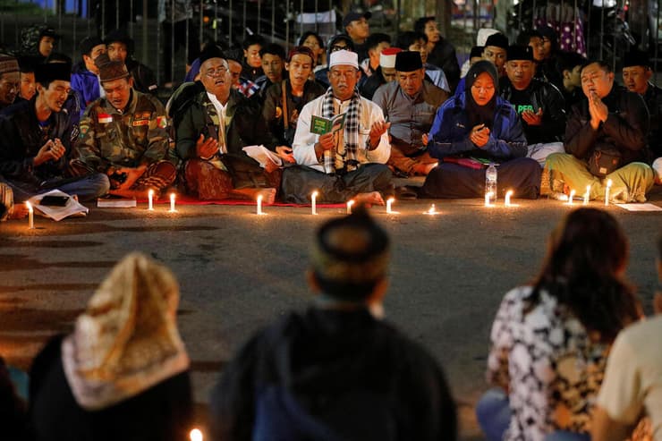 אינדונזיה אסון אצטדיון כדורגל לפחות 125 הרוגים אוהדי ארמה מתפללים מחוץ לאצטדיון בעקבות המהומה