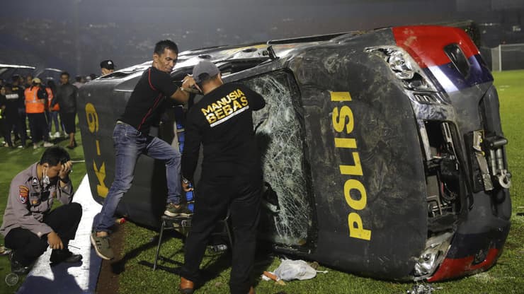 ניידת משטרה הפוכה על מגרש הכדורגל באינדונזיה