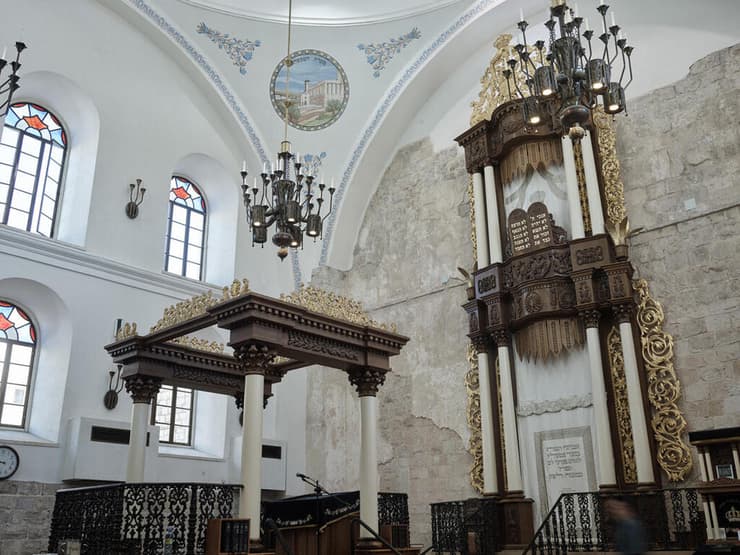 בתוך בית הכנסת החורבה