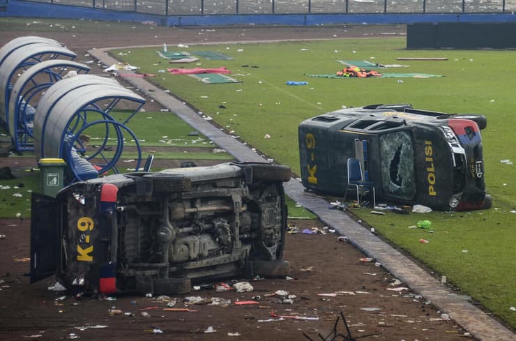 אינדונזיה אסון אצטדיון כדורגל לפחות 125 הרוגים האצטדיון אחרי האסון