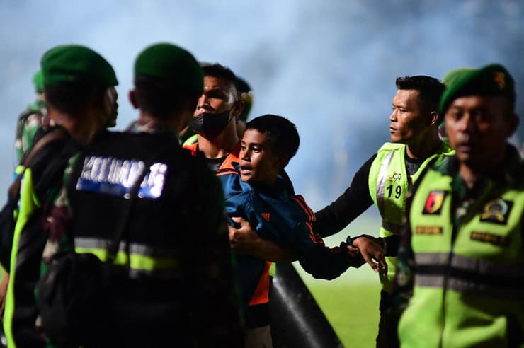 אינדונזיה אסון אצטדיון כדורגל לפחות 125 הרוגים תיעוד המהומה