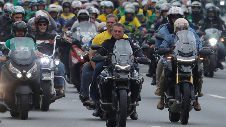 בולסונרו מוביל רוכבי אופנוע בסנטה קטרינה