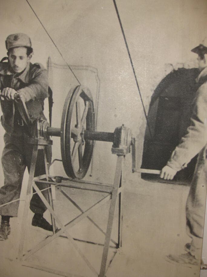 תמונה בתערוכה של חיילי צה"ל מפעילים את הרכבל בהר ציון ב-1949