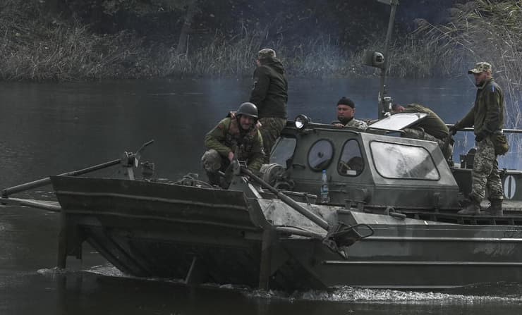חיילים אוקראינים על סירה ב נהר ב דונייצק חבל דונבאס אוקראינה מלחמה רוסיה