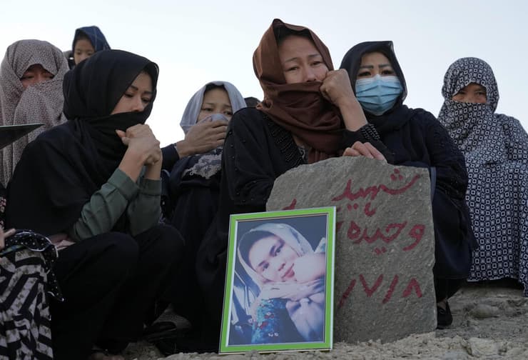 אפגניסטן טבח ב מרכז הכשרה ל אוניברסיטה בני משפחתה של הנרצחת וחידה חיידרי בת הזארה בוכים על קברה