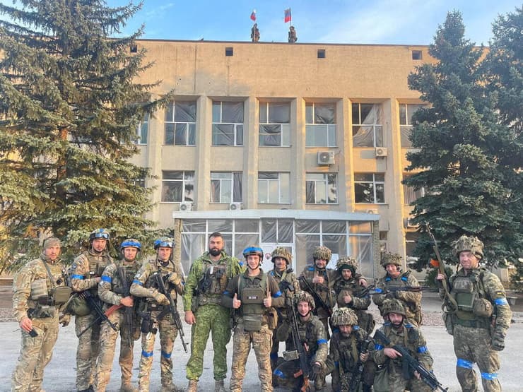 חיילים אוקראינים ב לימאן ששוחרה במחוז דונייצק דונבאס אוקראינה מלחמה רוסיה