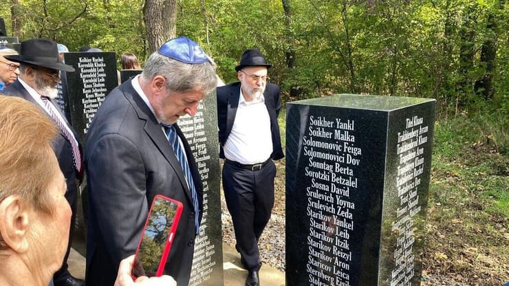 האנדרטה לזכר הנרצחים קהילת סורוקה במולדובה בשואה