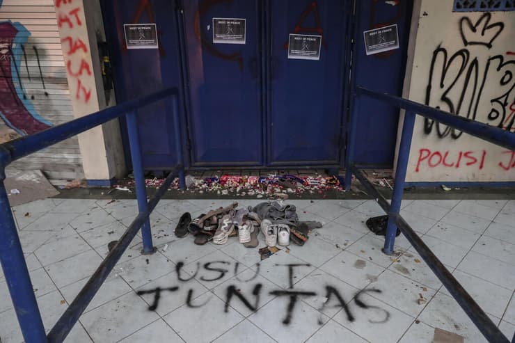 אינדונזיה אסון כדורגל כניסה ל אצטדיון נעליים של הקורבנות והכיתוב "תחקרו ביסודיות"