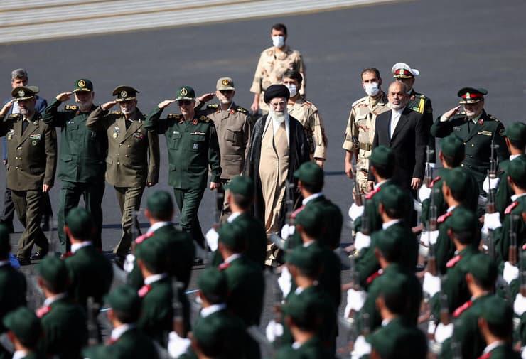 המנהיג העליון של איראן עלי חמינאי בטקס לסיום קורס של צוערי משטרה ב טהרן