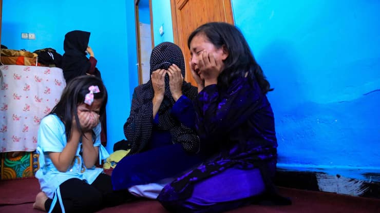 אפגניסטן טבח ב מרכז הכשרה ל אוניברסיטה קרובות משפחתה של חסינה בת ה 18 שנרצחה