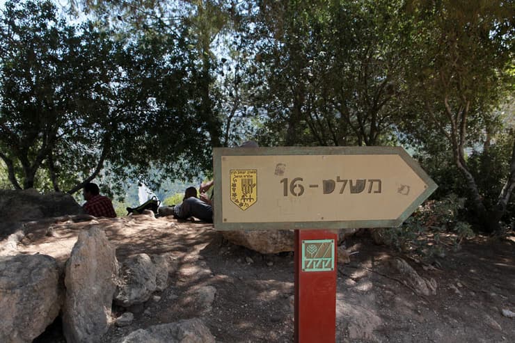 מנוחה ליד משל"ט 16 בדרך בורמה