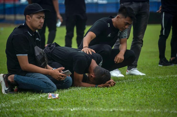 אינדונזיה אסון כדורגל אנשי ו שחקני קבוצת ארמה FC על הדשא ביום שאחרי הטרגדיה