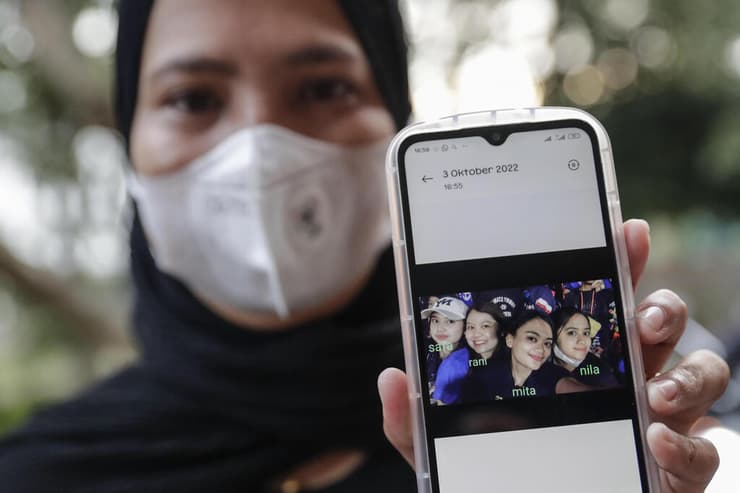אינדונזיה אסון כדורגל אינאקה מציגה את תמונות קרובות משפחתה ש נהרגו