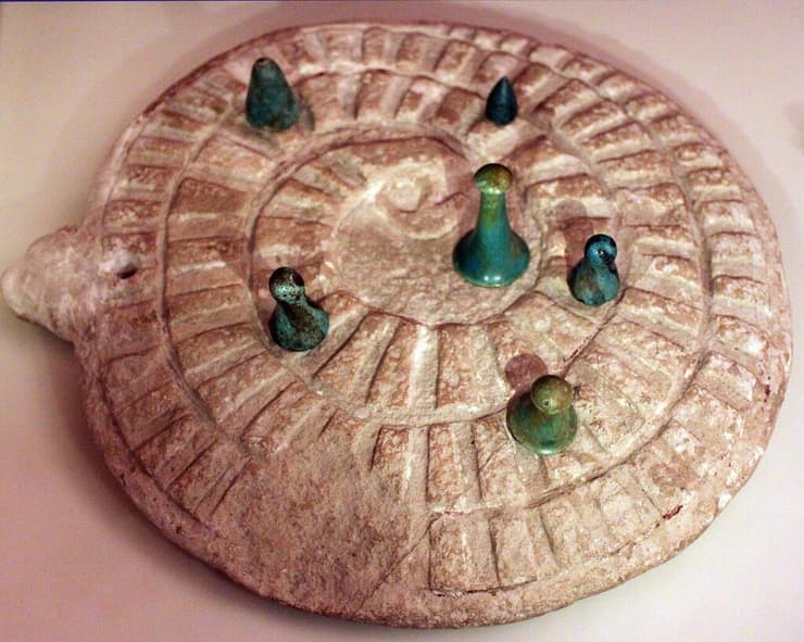 לוח המשחק מהן (Mehen) שמקורו במצרים העתיקה