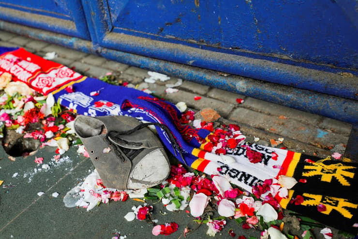 אינדונזיה אסון כדורגל פרחים לזכר ה קורבנות