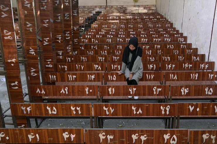 אפגניסטן טבח ב מרכז הכשרה ל אוניברסיטה עשרות נרצחות בת הזארה יושבת על הספסל שבו ישבה בזמן הפיגוע
