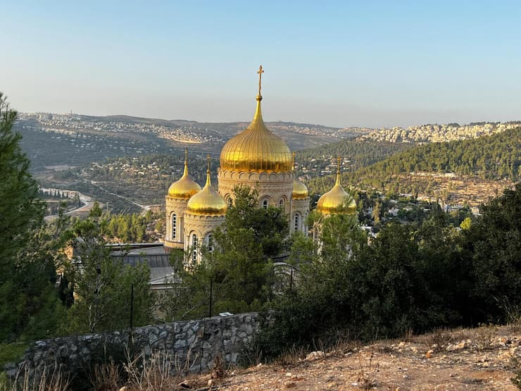 מרחק נגיעה ממנזר גורני בטיילת צומת אורה