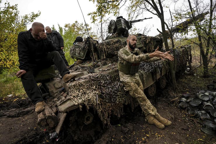 חיילים אוקראינים בעיירה בחמוט מחוז דונייצק חבל דונבאס אוקראינה מלחמה רוסיה