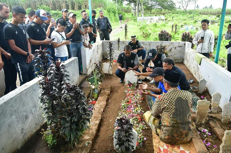 אינדונזיה אסון כדורגל שחקני ארמה FC ליד קבר של אחד ההרוגים