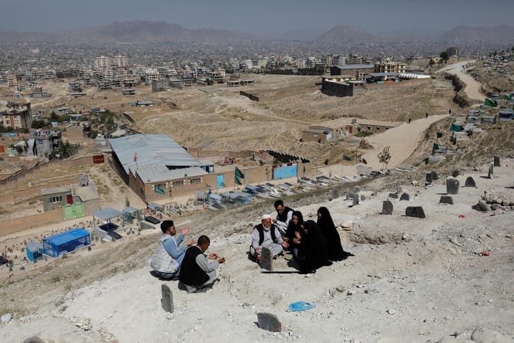 אפגניסטן טבח ב מרכז הכשרה ל אוניברסיטה קרוביה של אום אל בנין ש נרצחה בפיגוע מתפללים על קברה