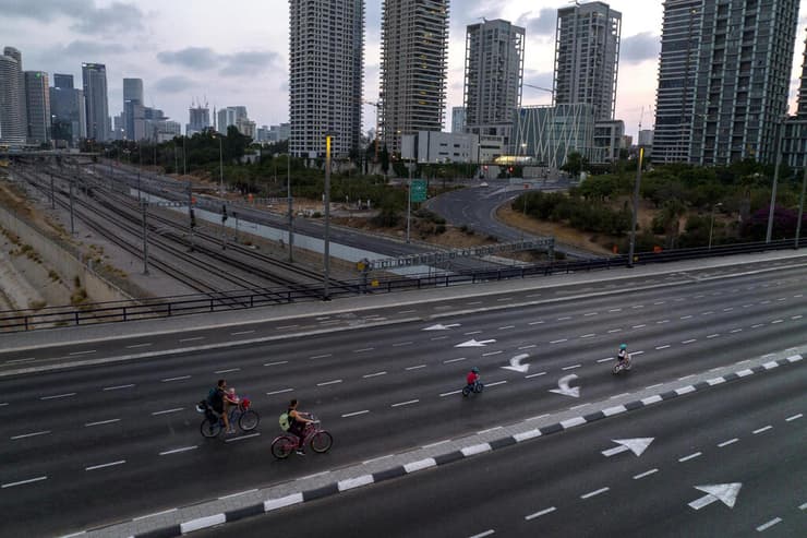 נוסעים על אופניים בכבישים הריקים באזור תל אביב