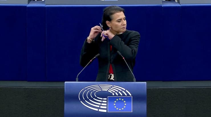חברת הפרלמנט של האיחוד האירופי מחוקקת משבדיה בשם אביר א-סלאני גוזרת את שערה בדיון בפרלמנט לאות תמיכה ב מפגינות ב איראן מחאת חיג'אב